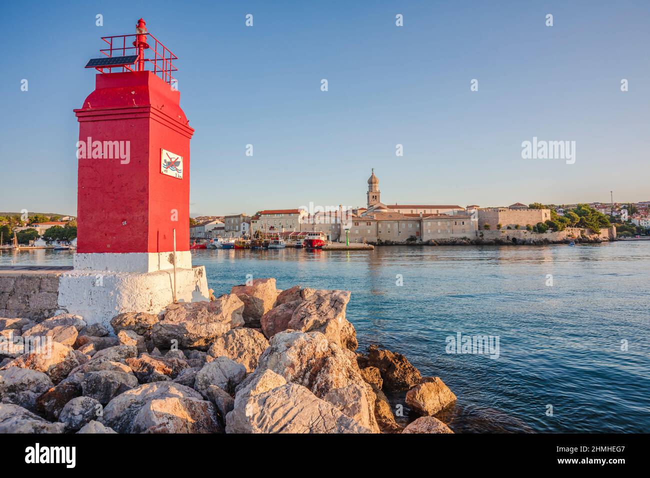Croazia, baia di Kvarner, isola di Krk, il faro rosso all'ingresso del porto di Krk Foto Stock