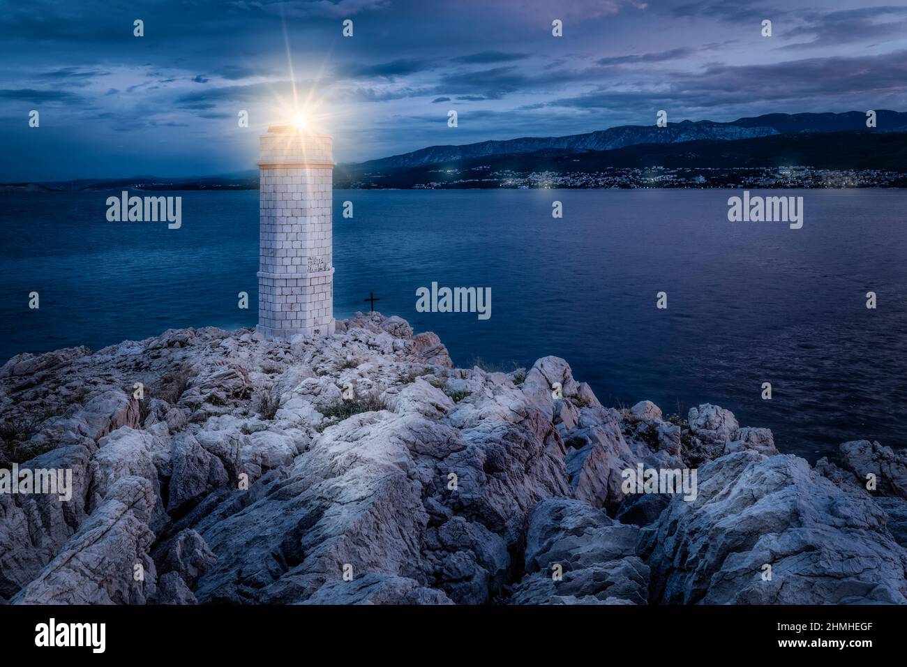 Croazia, baia di Kvarner, isola di Krk, comune di Dobrinj nella contea di Primorje-Gorski Kotar, il faro di notte a Punta Silo (Å¡ilo) Foto Stock