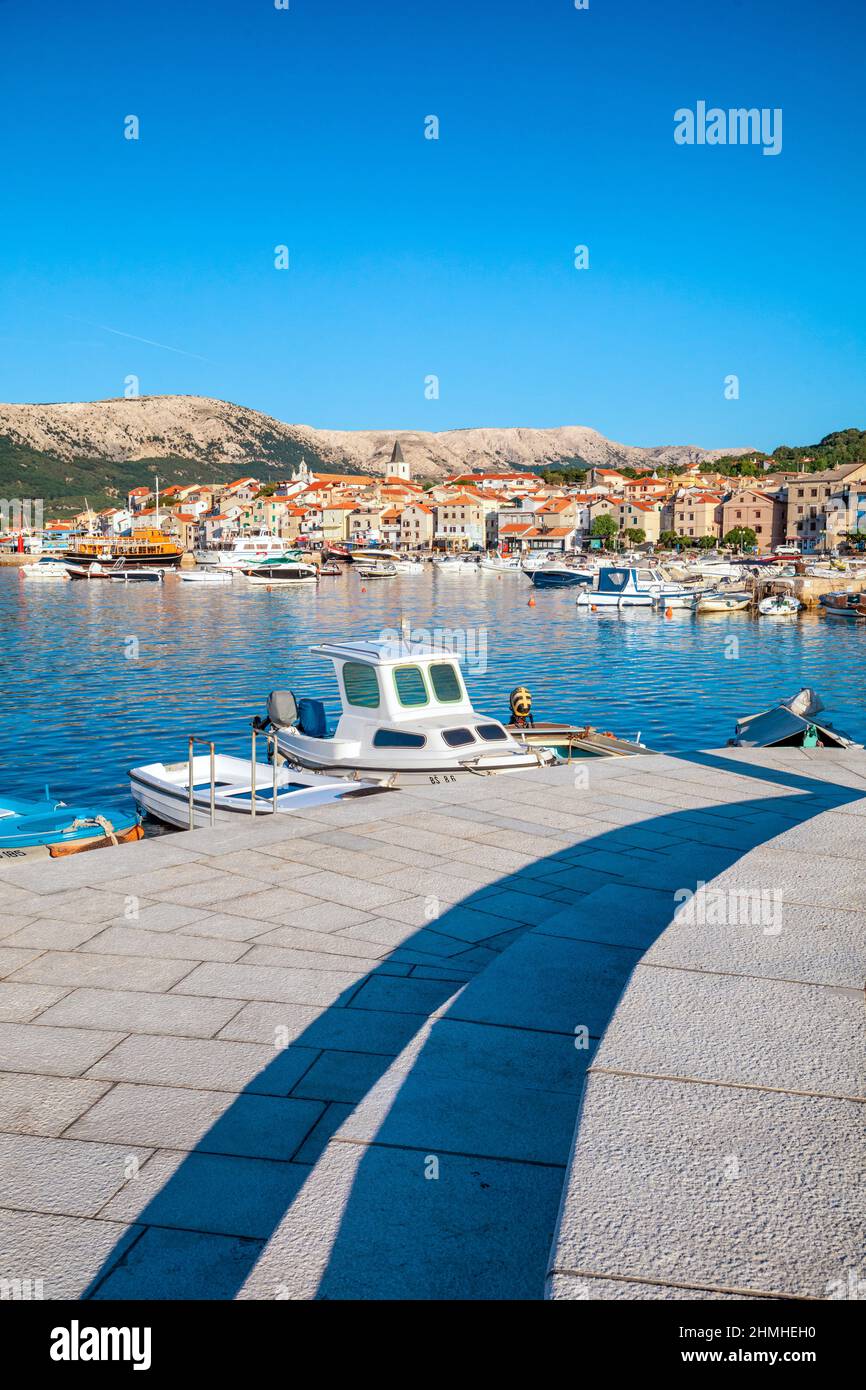 Croazia, baia di Kvarner, isola di Krk, costa adriatica, la località turistica di Baska, vista sul porto turistico con barche Foto Stock