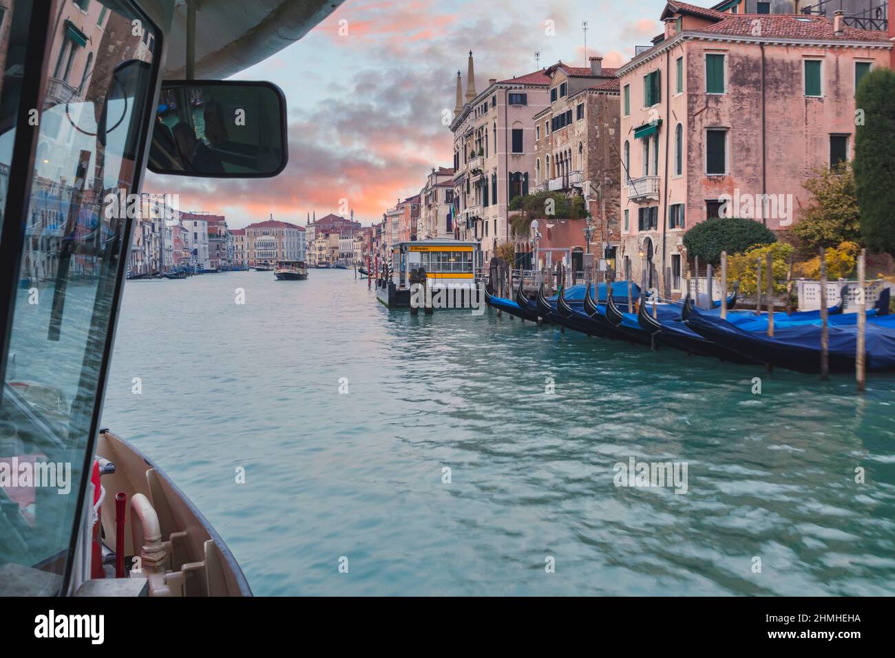Italia, Veneto, Venezia, gondole veneziane e palazzi che si affacciano sul Canal Grande, vista da un vaporetto in navigazione Foto Stock