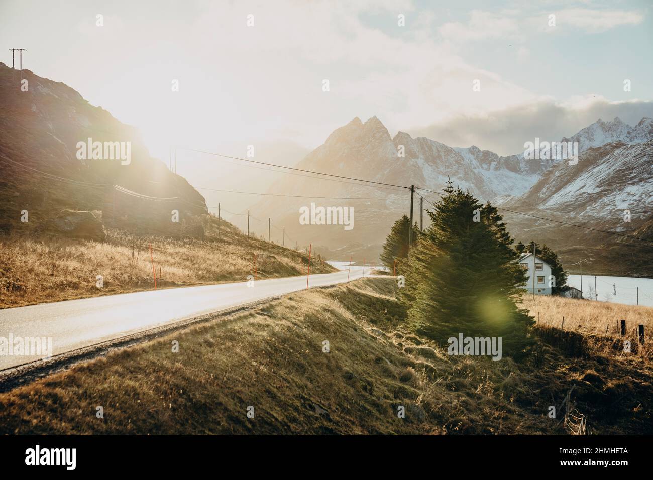 Sunlit paesaggio, strada, E10, Ramberg, Flakstad, Lofoten, Norvegia, Europa, autunno Foto Stock