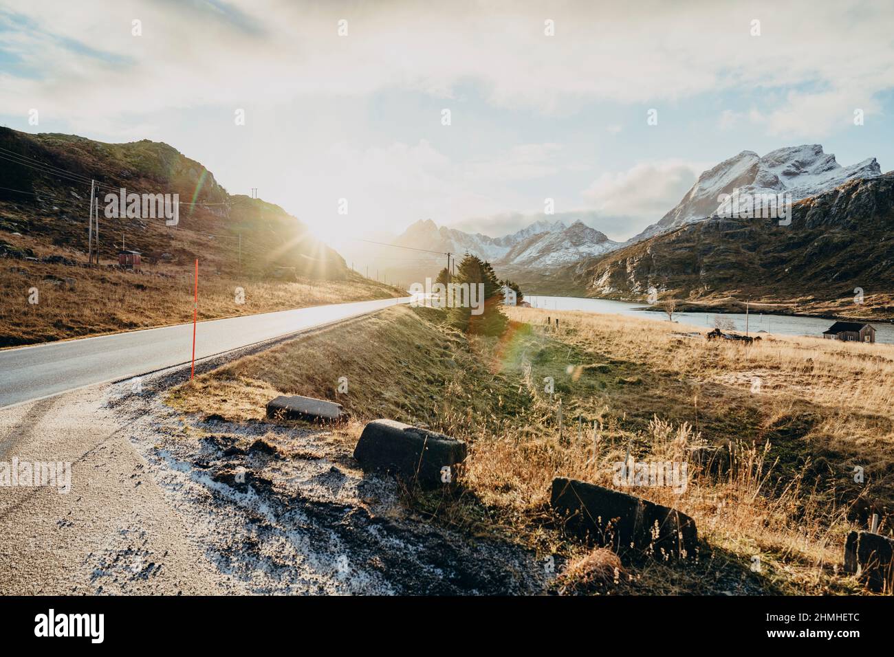 Sunlit paesaggio, strada, E10, Ramberg, Flakstad, Lofoten, Norvegia, Europa, autunno Foto Stock