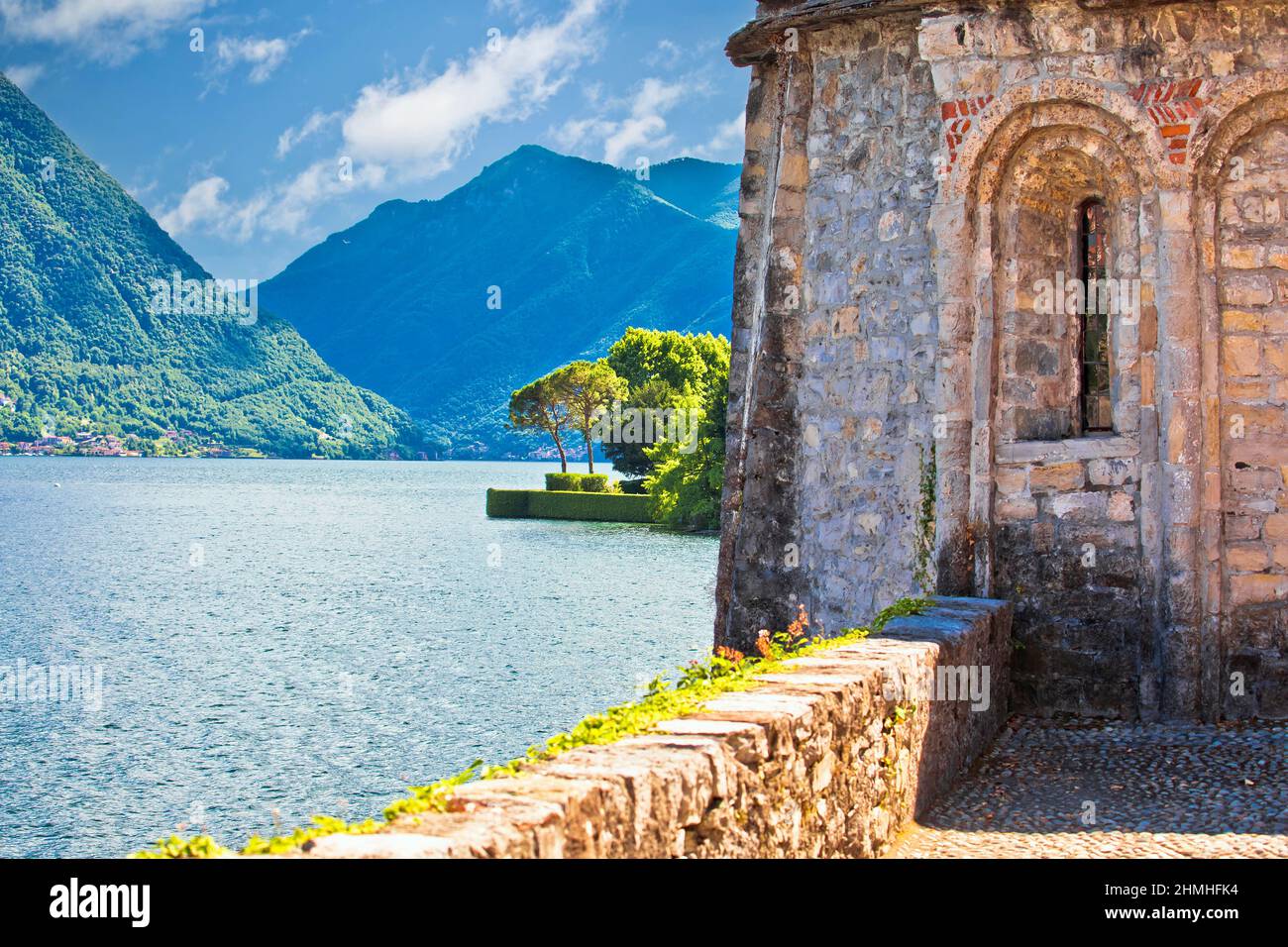 Chiesa di San Giacomo e Lago di Como vista panoramica, Ossuccio in Lombardia Foto Stock