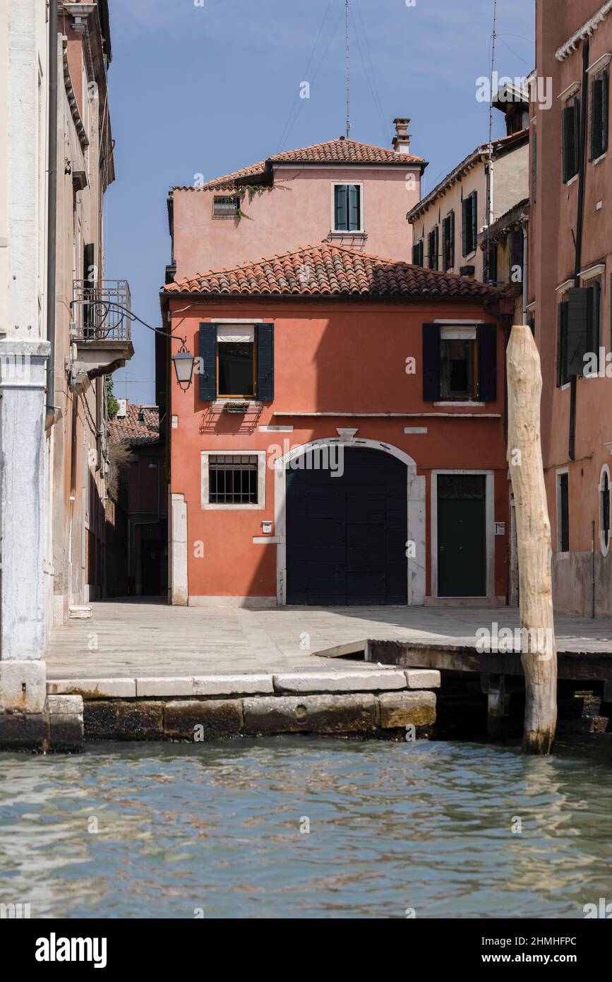 Piccola casa cittadina sul canale di Venezia Foto Stock