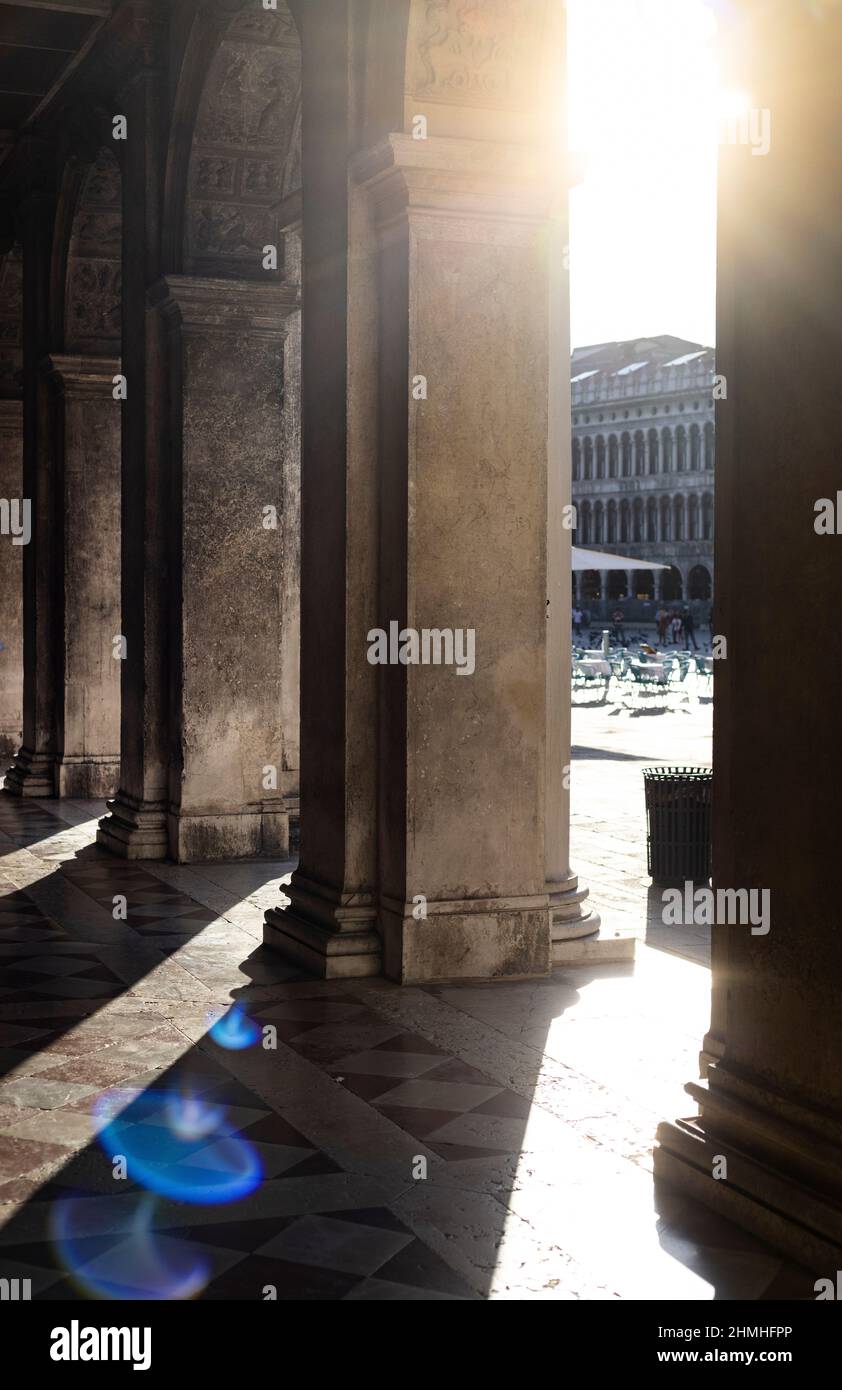 Gioco di luci in un colonnato nel centro storico di Venezia Foto Stock