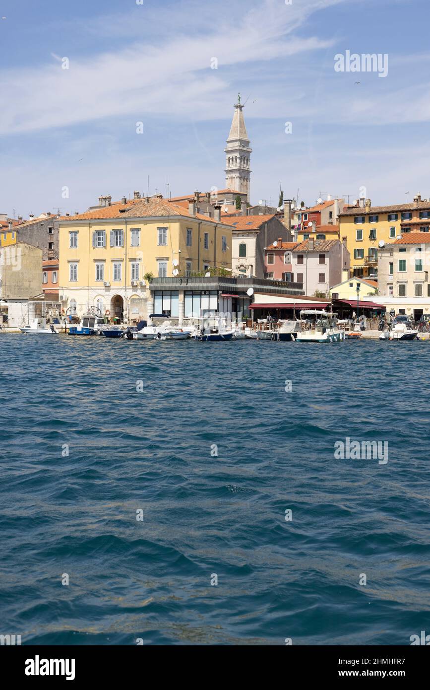 Vista dall'acqua della città vecchia e del porto di Rovigno, Croazia Foto Stock
