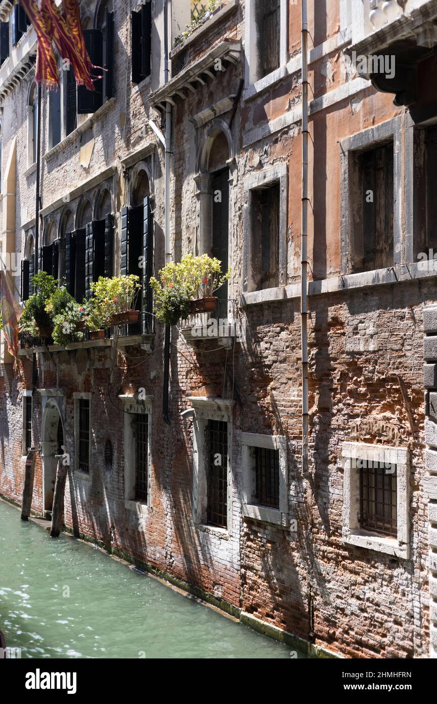 Vecchie facciate di case su un piccolo canale a Venezia, Italia Foto Stock