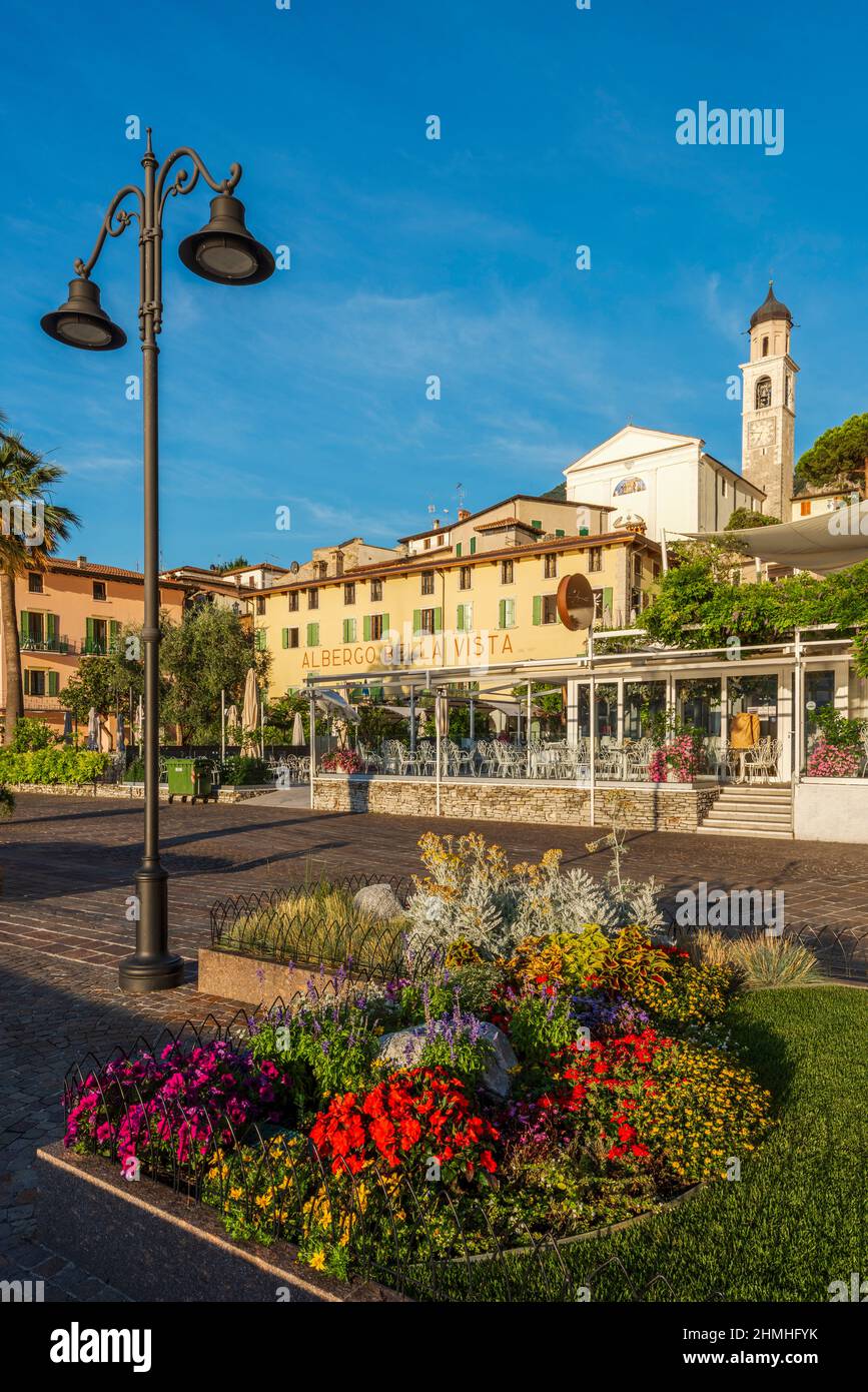 Limone sul Garda nella stagione estiva. Europa, Italia, Lombardia, provincia di Brescia, Limone sul Garda Foto Stock