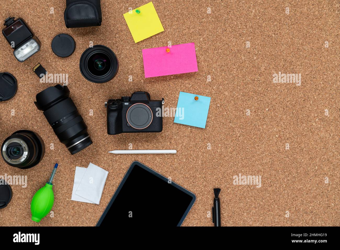 Sughero sfondo con alcuni oggetti e accessori fotografici. Foto Stock