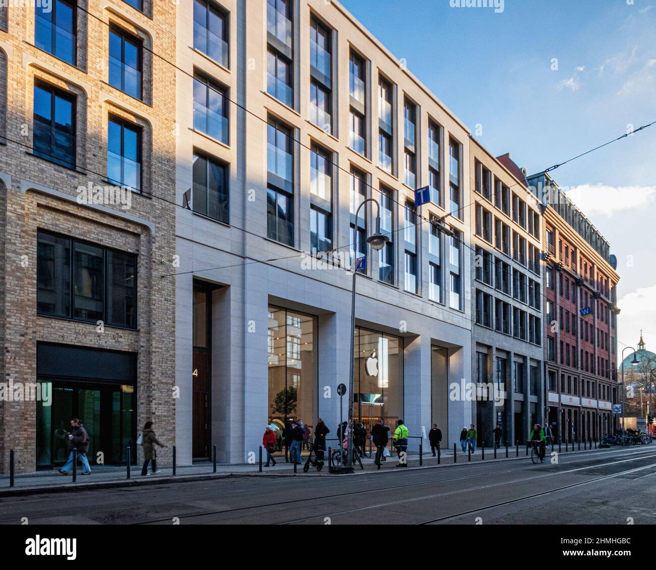 Rosenthaler di mele. Il nuovo Apple Store è stato inaugurato il 2 dicembre 2021 a Rosenthaler Straße 44, Mitte, Berlino Foto Stock