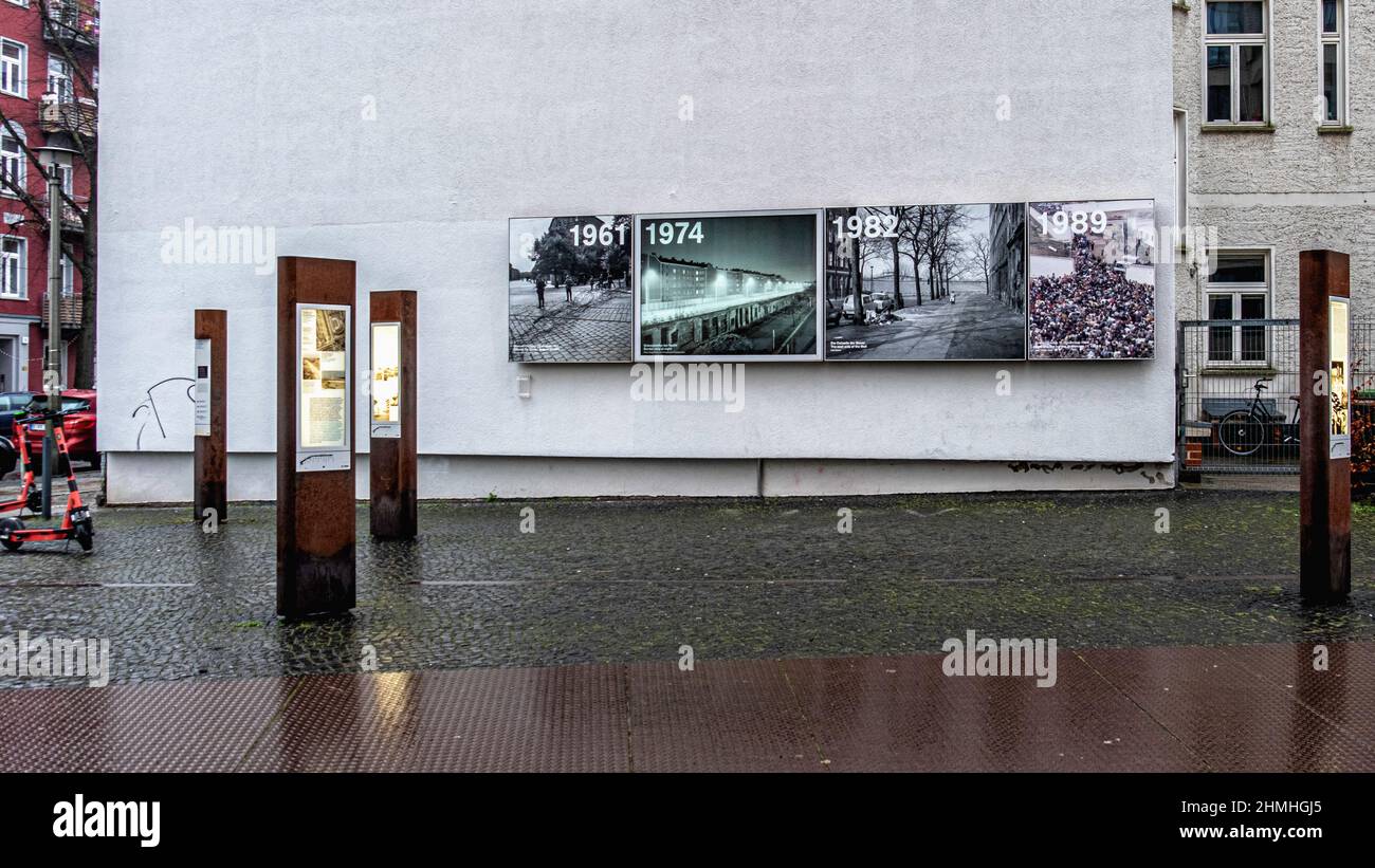 Foto storiche della storia dell'ex muro di Berlino, Schwedter Strasse, Mitte, Berlino Foto Stock