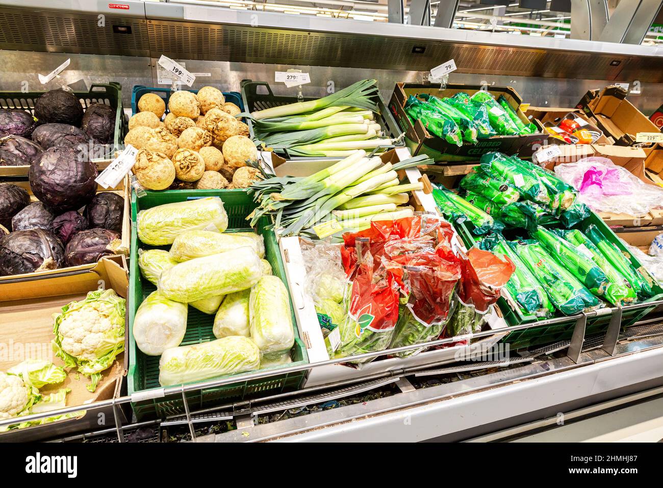 Samara, Russia - 30 marzo 2019: Verdure fresche crude pronte per la vendita in un supermercato Foto Stock