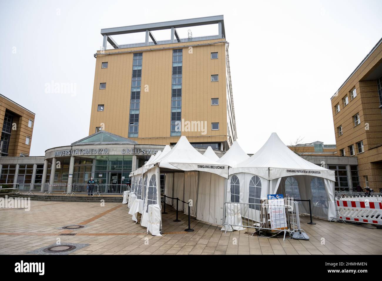 Greifswald, Germania. 10th Feb 2022. Vista dell'edificio principale dell'Unimedizin Greifswald. Il Centro medico Universitario di Greifswald ha chiesto ai suoi studenti della clinica di abbandonare le barba piene in riferimento alla struttura stabile delle maschere Corona. Credit: Stefan Sauer/dpa/Alamy Live News Foto Stock