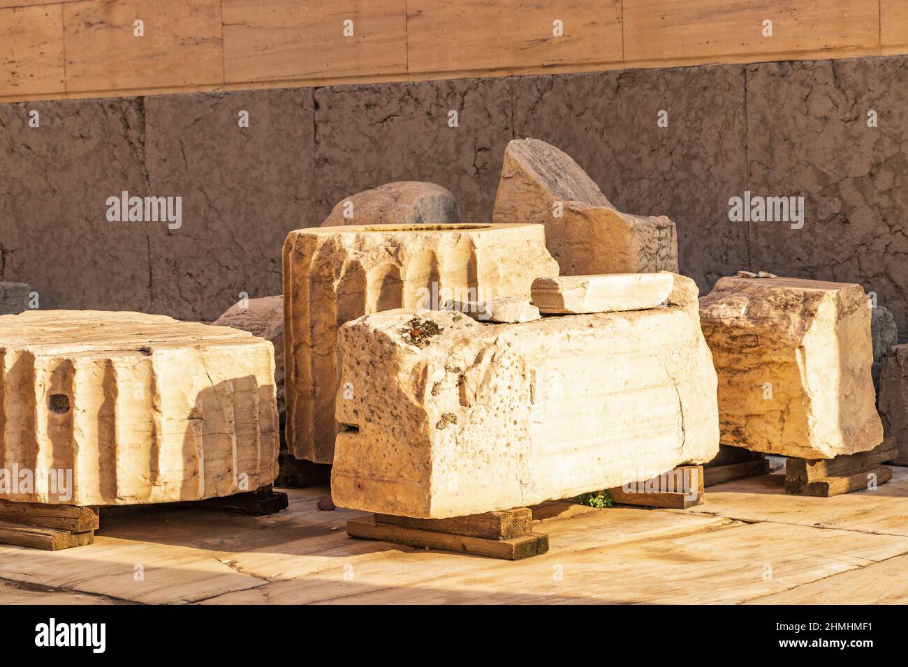 Dettagli figure sculture colonne dell'Acropoli di Atene con incredibili e belle rovine Partenone e cielo blu nuvoloso nella capitale greca Athen Foto Stock