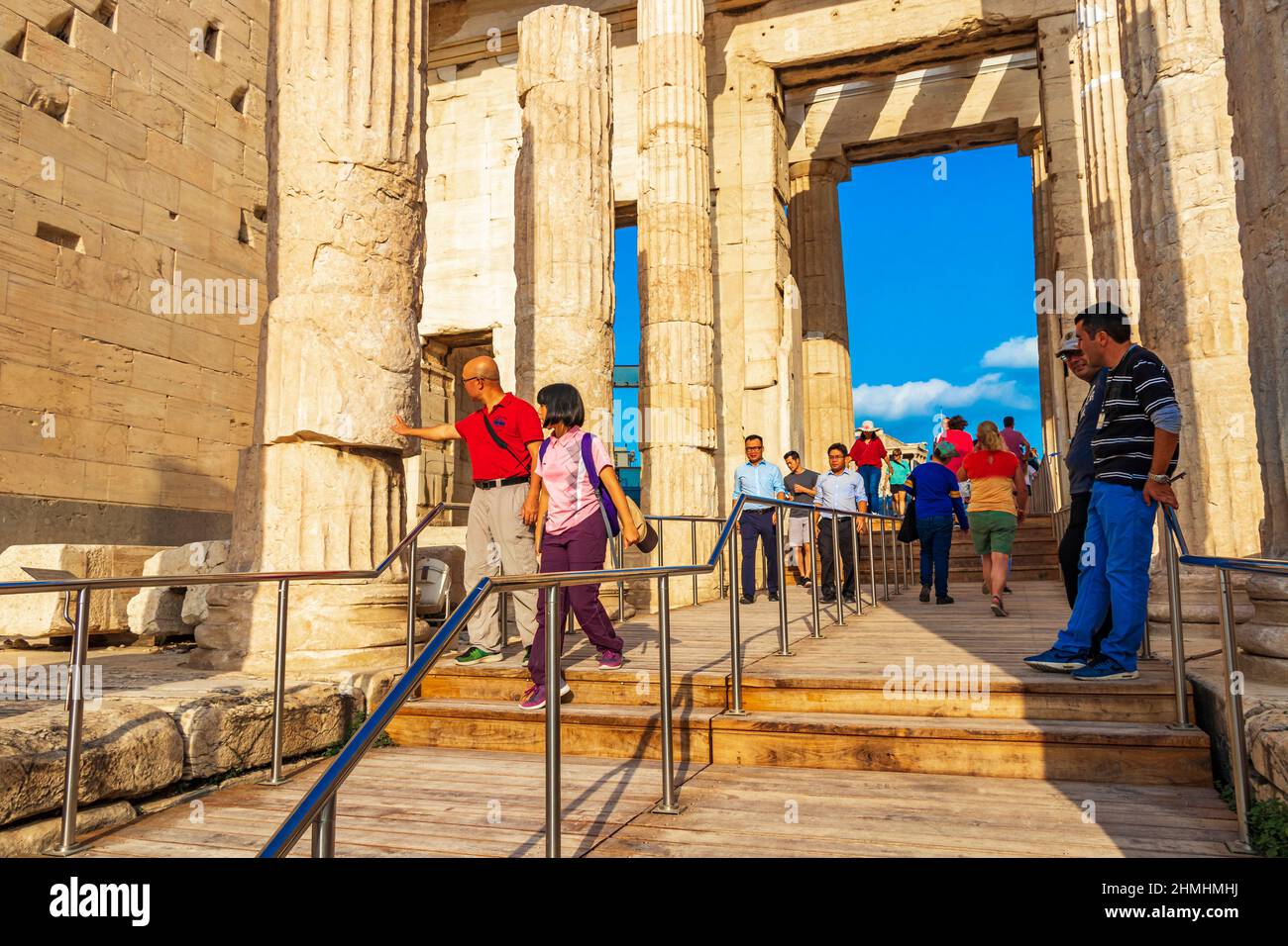 Atene Grecia 04. Ottobre 2018 porta Beulé dell'Acropoli di Atene con incredibili e belle rovine Partenone e cielo blu nella capitale greca Athen Foto Stock