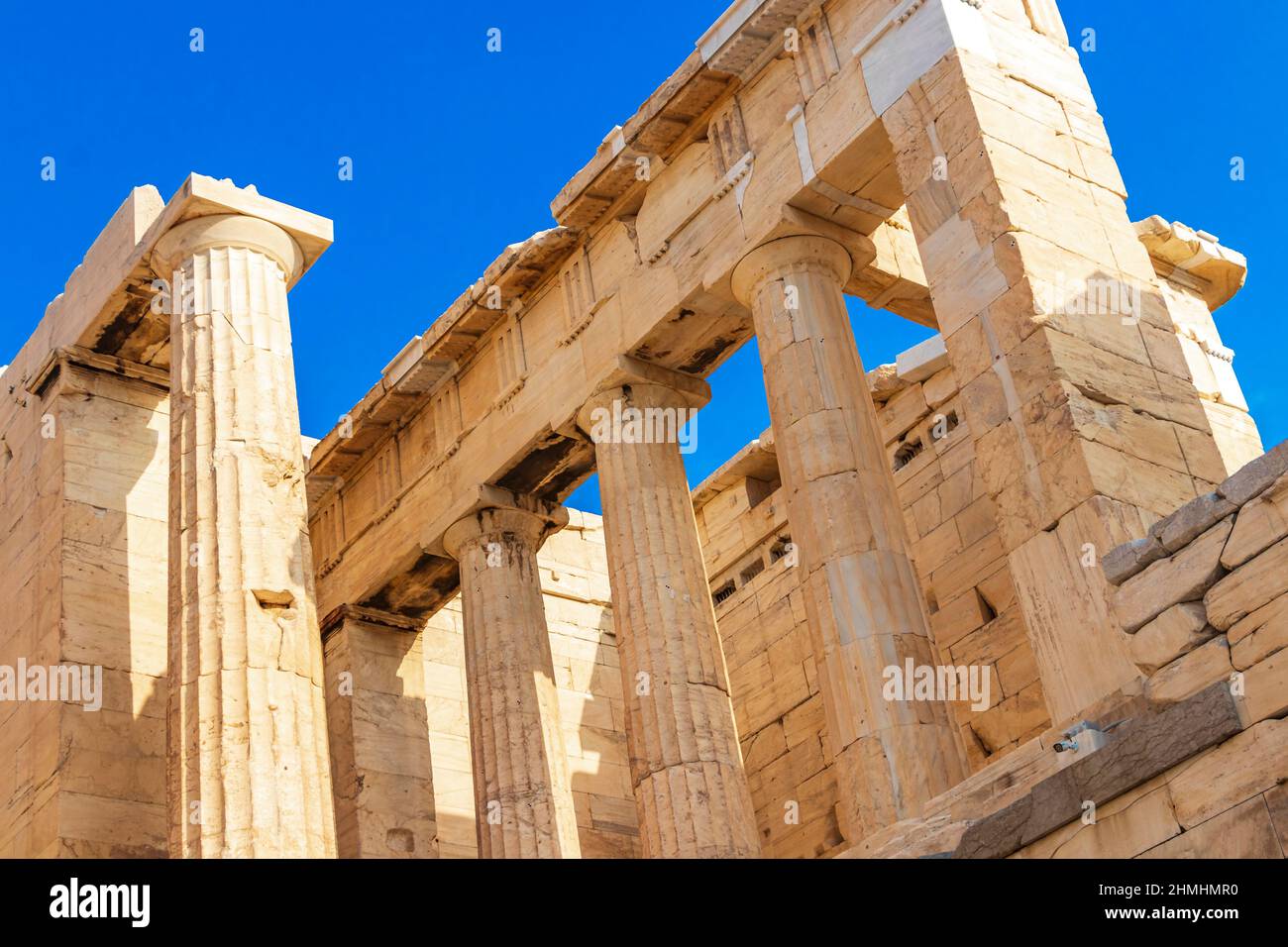 Dettagli figure sculture colonne dell'Acropoli di Atene con incredibili e belle rovine Partenone e cielo blu nuvoloso nella capitale greca Athen Foto Stock