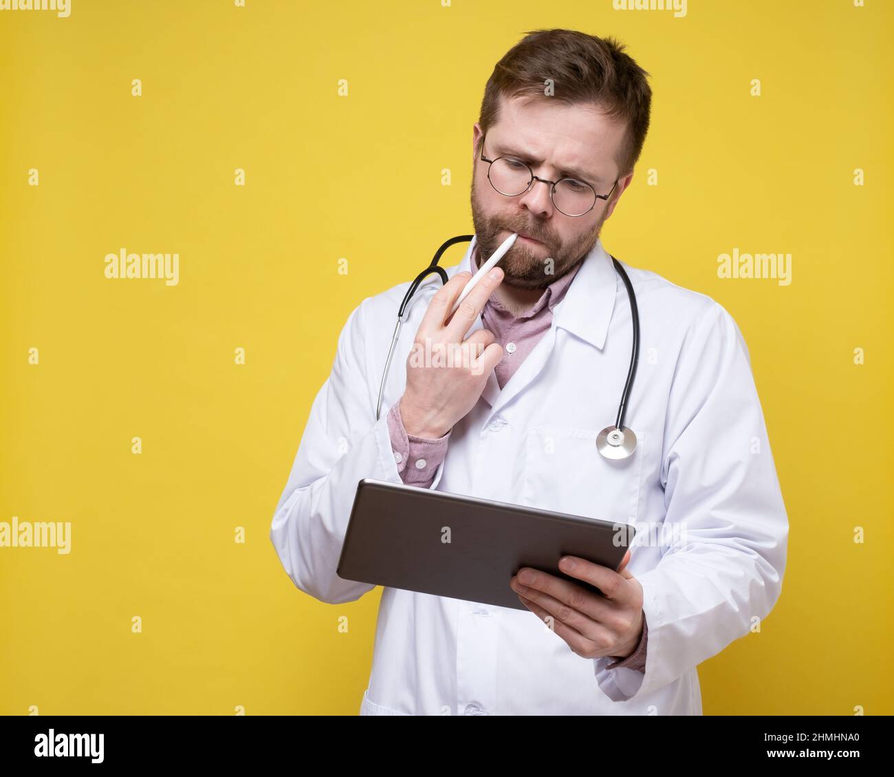 Bella infermiera con uno stetoscopio attorno al collo tenendo le mani nelle  tasche Foto stock - Alamy