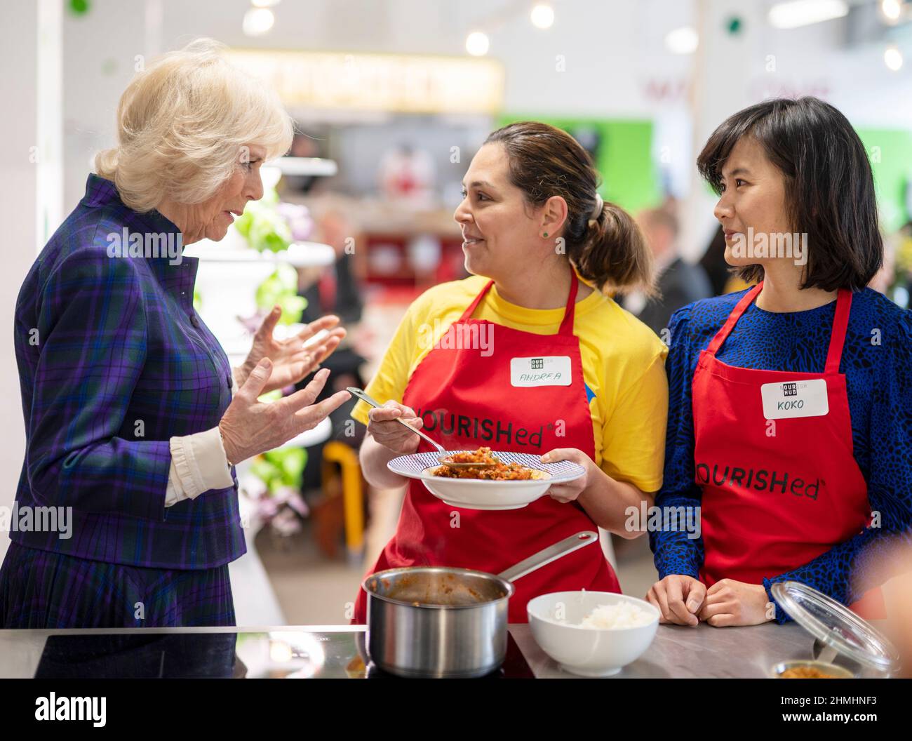 La Duchessa di Cornovaglia durante la sua visita al "Nourish Hub" dell'ente di beneficenza UKHarvest di Londra Occidentale. La cucina della comunità è progettata per combattere l'isolamento sociale e la solitudine.Foto data: Giovedì 10 febbraio 2022. Foto Stock