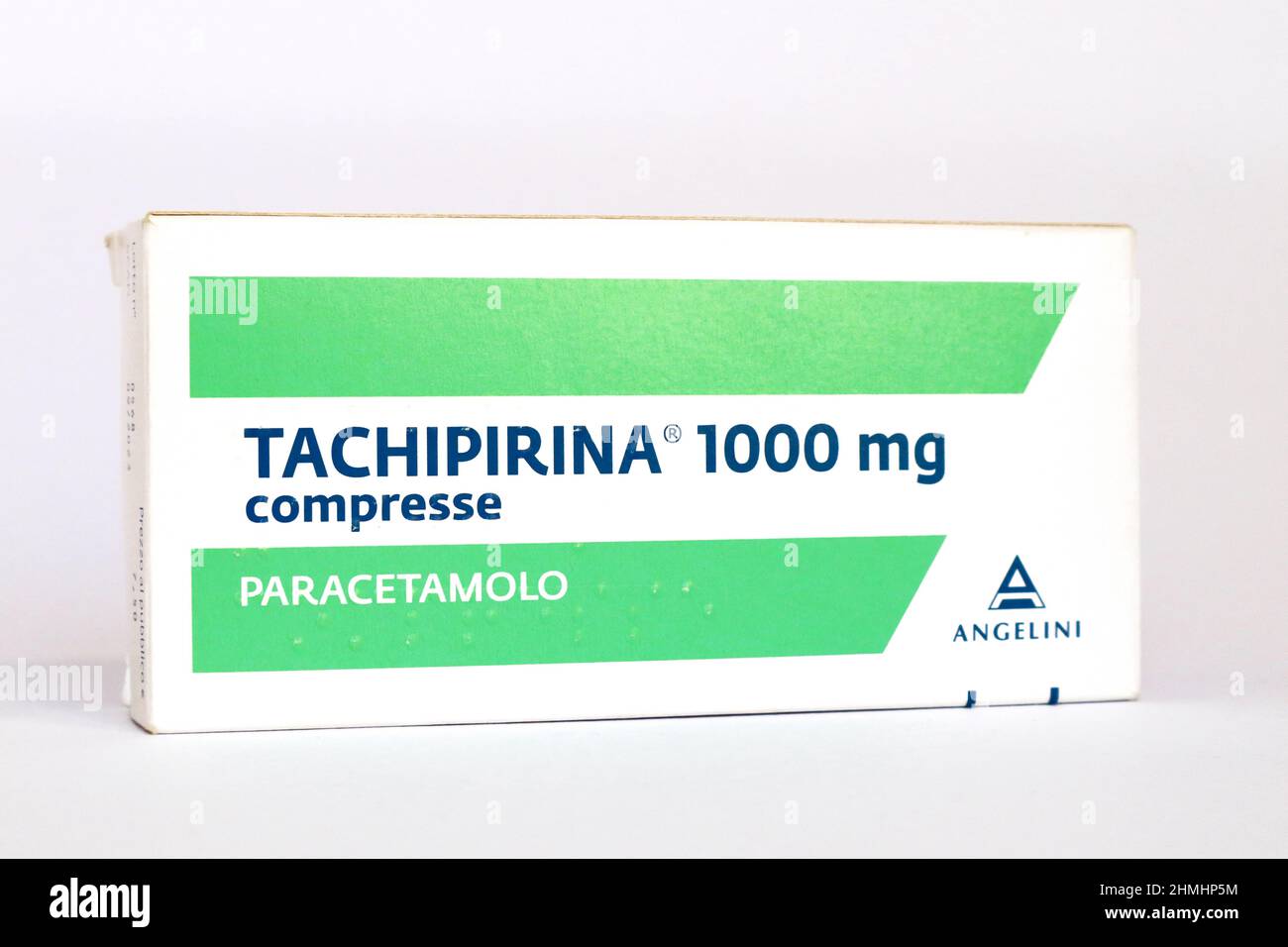 Scatola di TACHIPIRINA 1000 mg compresse. Tachipirina contiene  paracetamolo, farmaco usato per trattare la febbre e il dolore. Prodotto da  Angelini Pharma, Italia Foto stock - Alamy