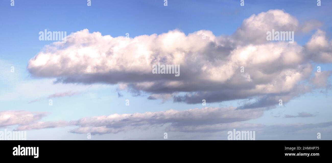 Il Cumulus è il classico giorno di sole "soffice nuvola bianca". Con altretanti come 10000000000 goccioline per metro cubico sono essenziali al ciclo di acqua Foto Stock