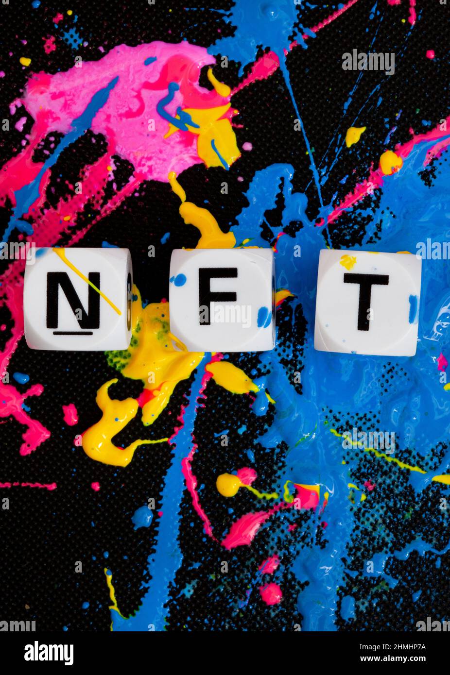 NFT in lettere dice con spruzzi di vernice in più colori Foto Stock