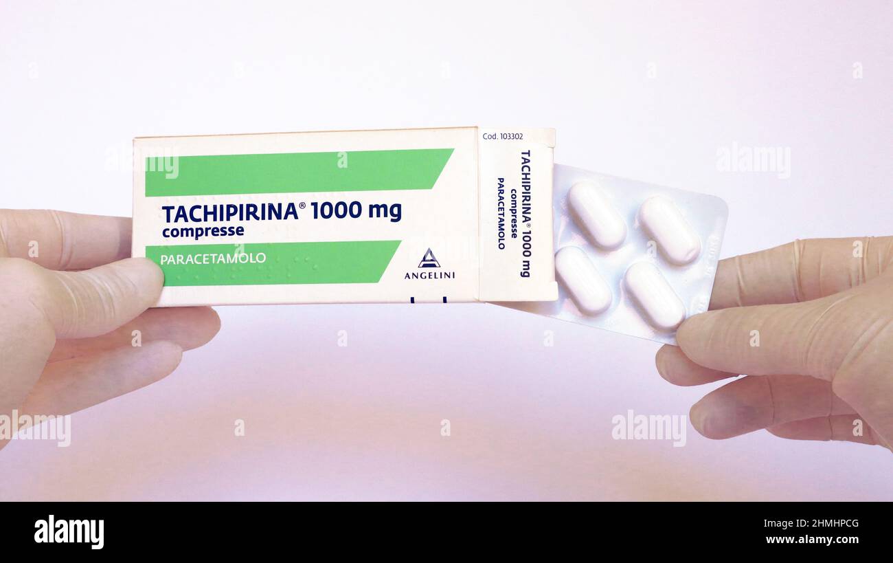Scatola di TACHIPIRINA 1000 mg compresse. Tachipirina contiene  paracetamolo, farmaco usato per trattare la febbre e il dolore. Prodotto da  Angelini Pharma, Italia Foto stock - Alamy