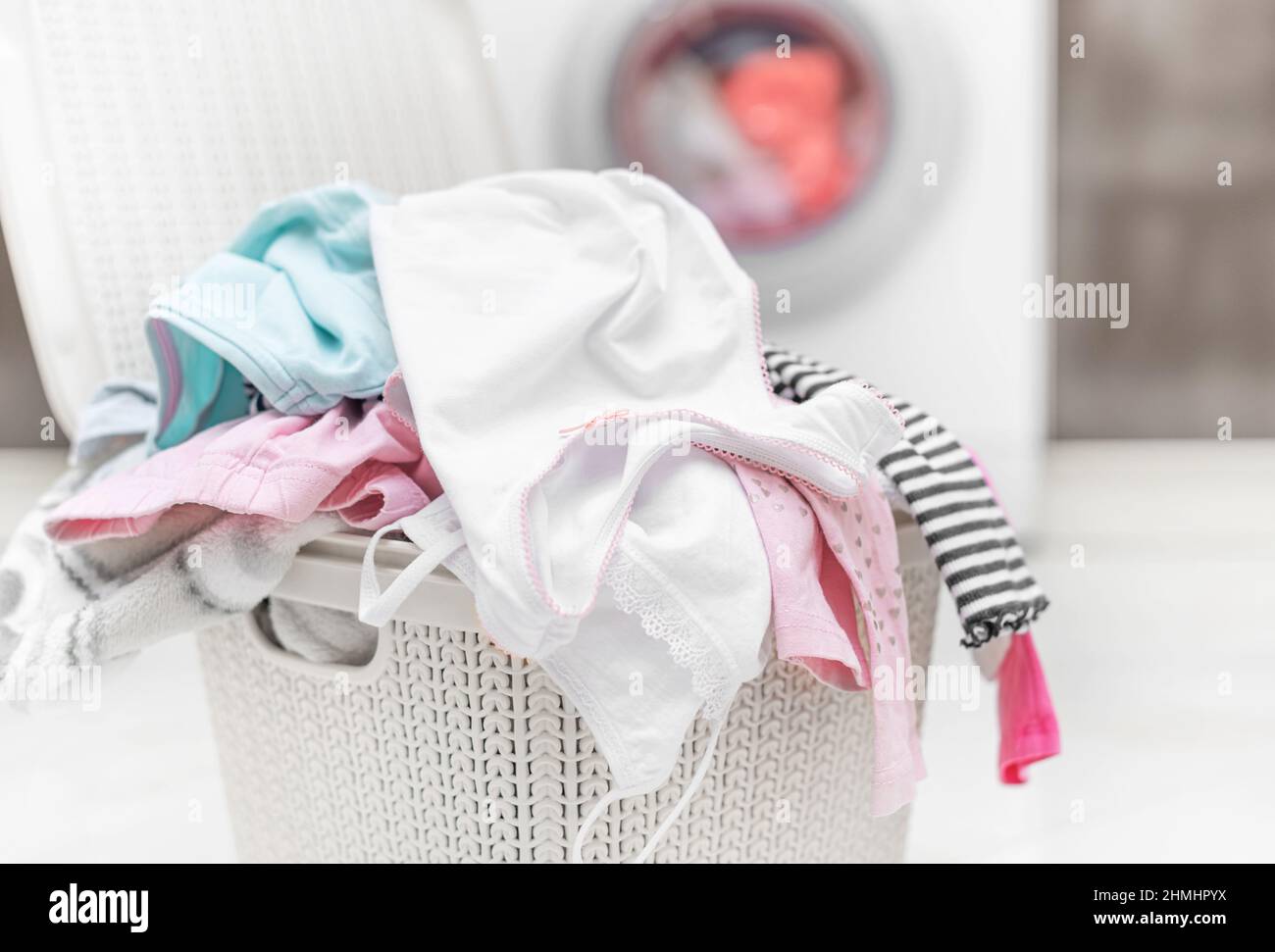 Lavanderia nel cestino dei vestiti sporchi. Foto Stock