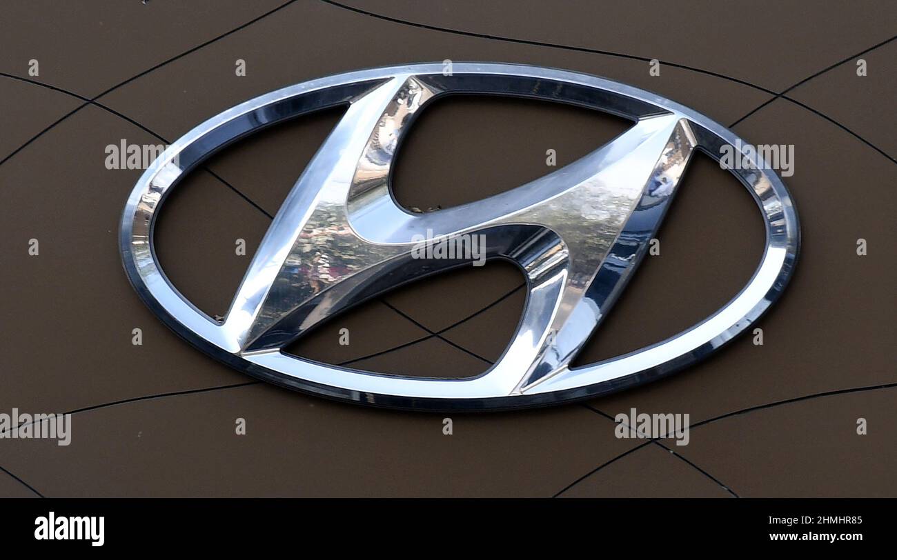 Mumbai, India. 09th Feb 2022. Il logo della società automobilistica Hyundai è visto sullo showroom di Mumbai.il governo indiano reagisce fortemente al tweet di Hyundai Pakistan a sostegno del Kashmir giorno di solidarietà, il governo ha detto che la questione è di integrità interna dell'India. (Foto di Ashish Vaishnav/SOPA Images/Sipa USA) Credit: Sipa USA/Alamy Live News Foto Stock