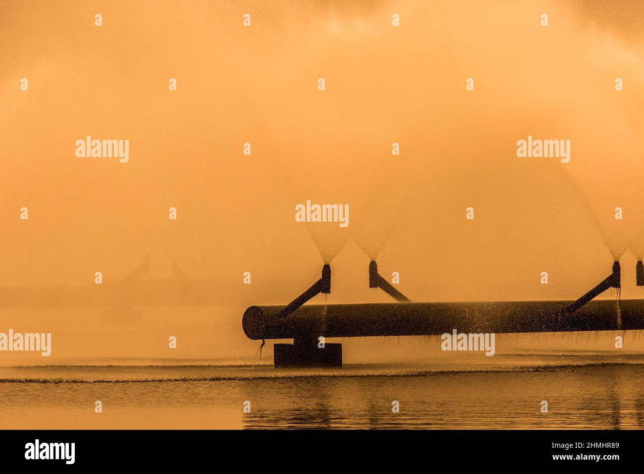 Vecchi tubi in acciaio del sistema di tubazioni di raffreddamento dell'acqua dell'impianto industriale combinato di calore ed energia. Foto Stock