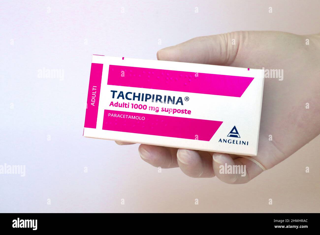 TACHIPIRINA 1000 mg supposte. Tachipirina contiene paracetamolo, farmaco  usato per trattare la febbre e il dolore. Prodotto da Angelini Pharma,  Italia Foto stock - Alamy