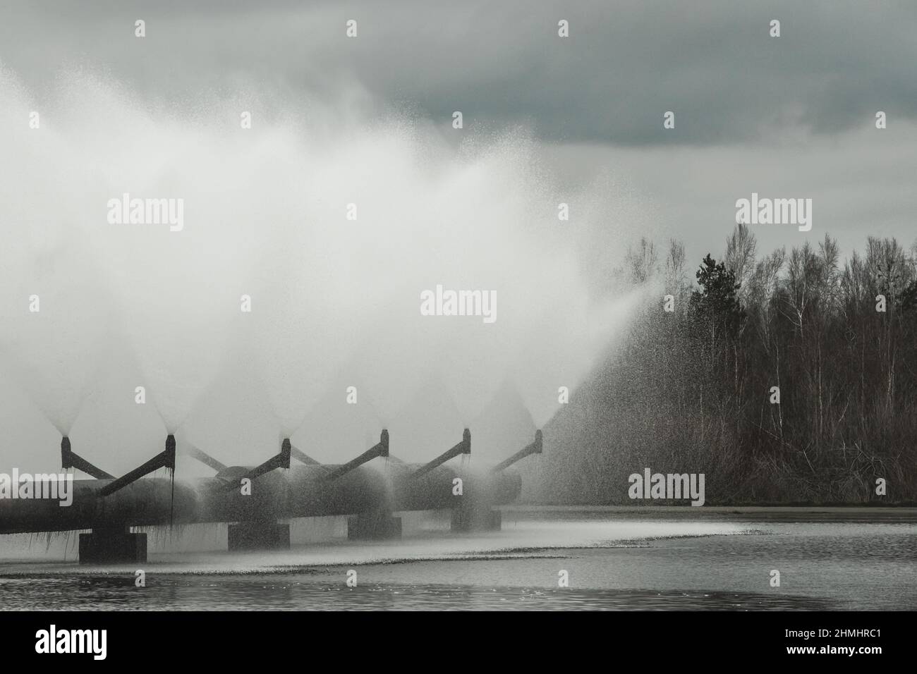 Vecchi tubi in acciaio del sistema di tubazioni di raffreddamento dell'acqua dell'impianto industriale combinato di calore ed energia. Foto Stock