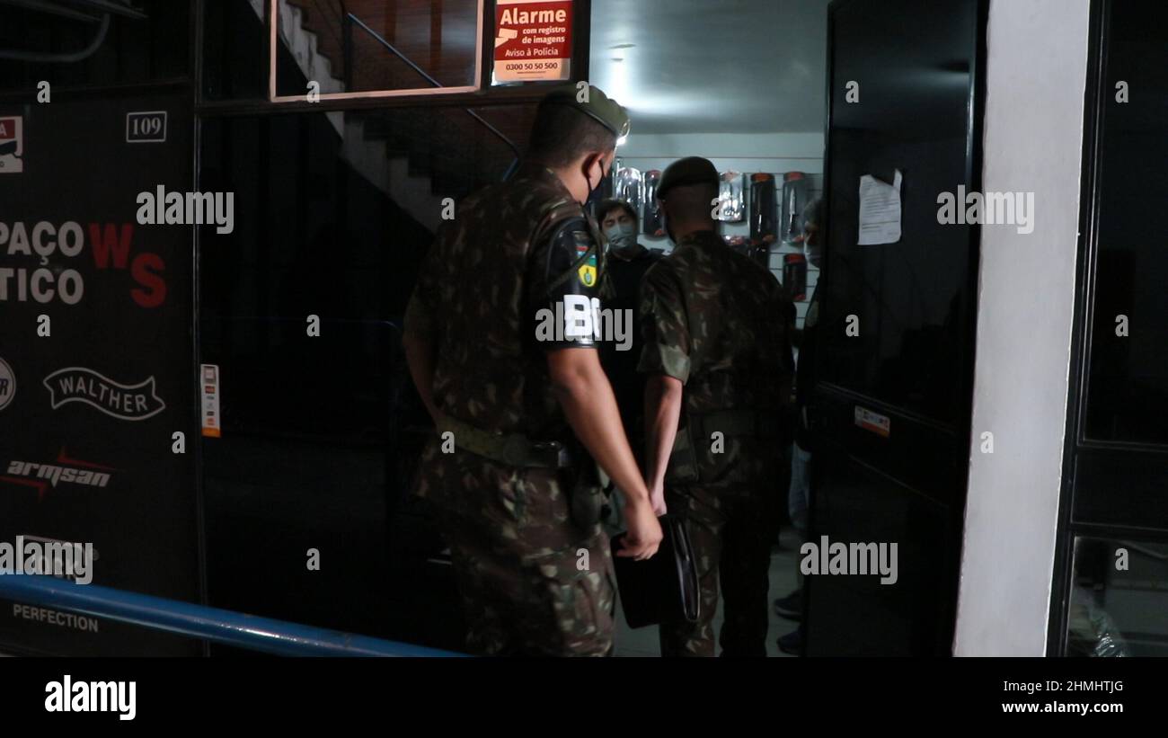 10 febbraio 2022, Rio de Janeiro, Rio de Janeiro, Brasile: (INT) polizia Ã¢â‚¬Å“operazione ConfessioÃ¢â‚¬Â a Rio de Janeiro. 10 febbraio 2022, Rio de Janeiro, Brasile: Movimento di poliziotti federali brasiliani durante l'operazione Confessio, che si oppone a un programma di falsificazione dei documenti dell'Esercito per facilitare la vendita e il possesso di armi, a Vila dos Teles, a Sao Joao de Meriti, a Baixada Fluminense. Circa 100 poliziotti effettuano 27 mandati di ricerca e sequestro in punti diversi. .Credit: Jose Lucena/Thenews2 (Foto: Jose Lucena/TheNews2/Zumapress) (Credit Image: © Jose Foto Stock