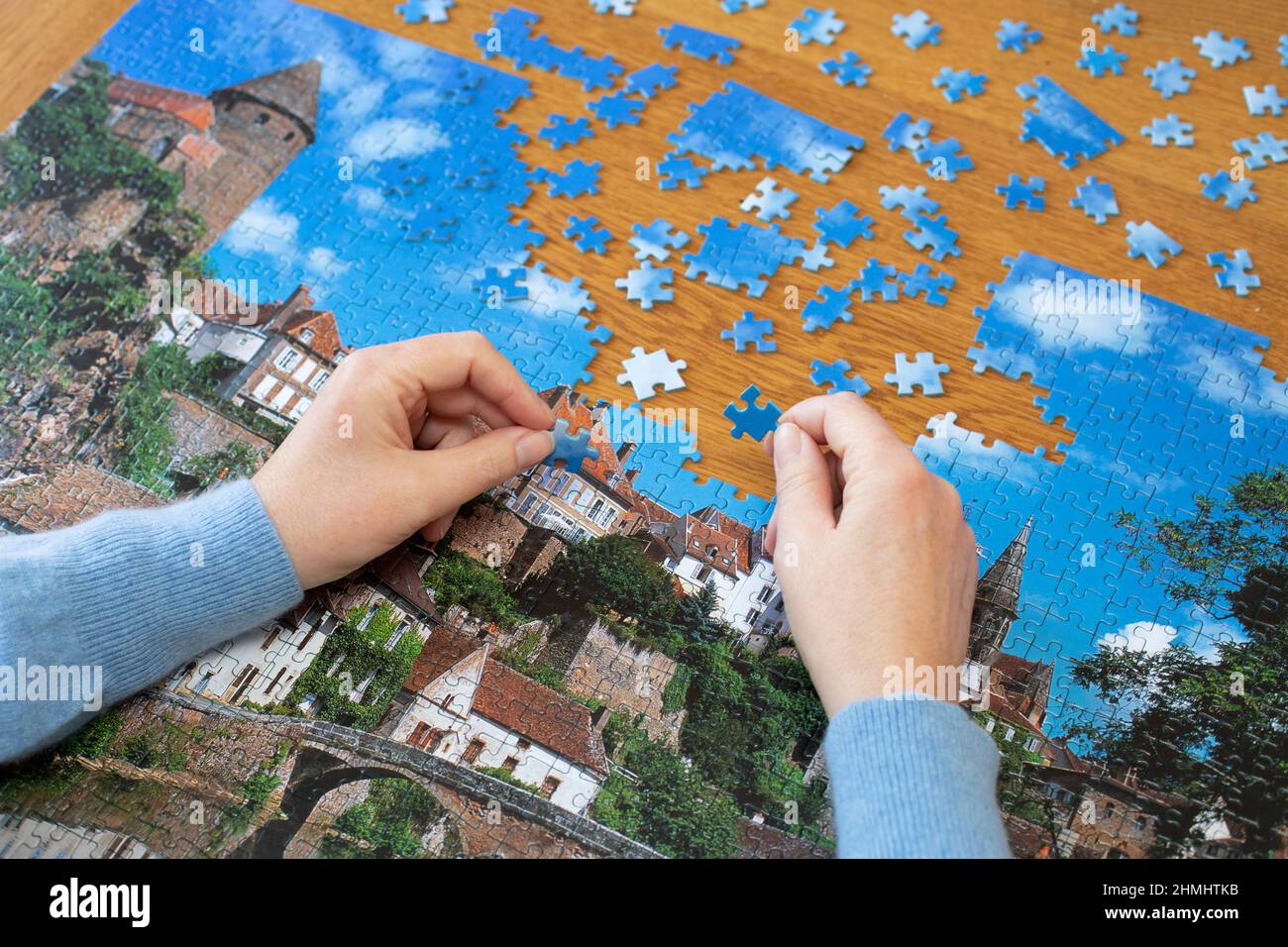 Donna che lavora su puzzle Foto Stock