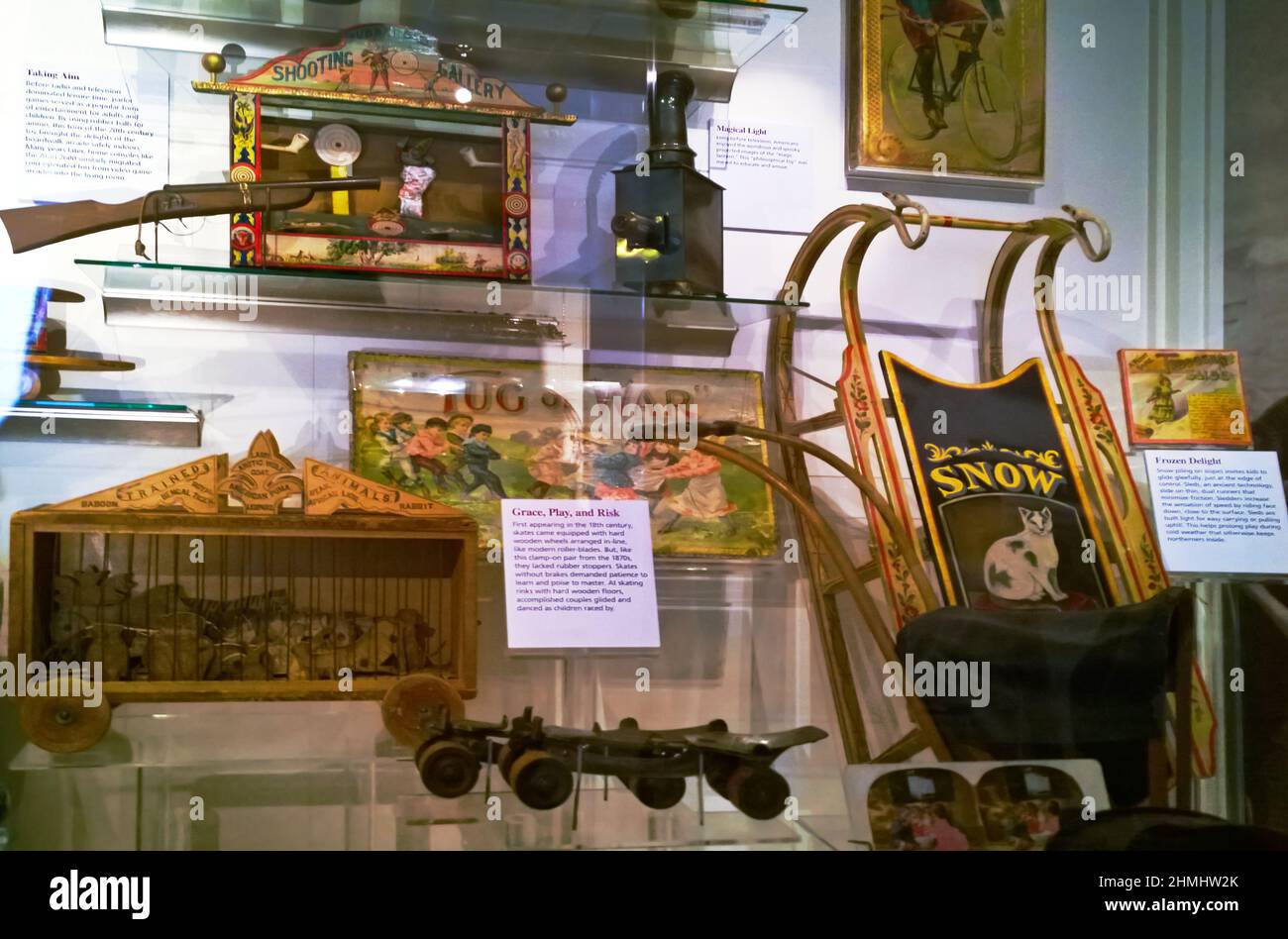 Rochester, New York, Stati Uniti. Dicembre 16, 2021. Giochi e attrezzature sportive dalla fine del 1890 ai primi del 1900 presso il forte Museo Nazionale del gioco Foto Stock