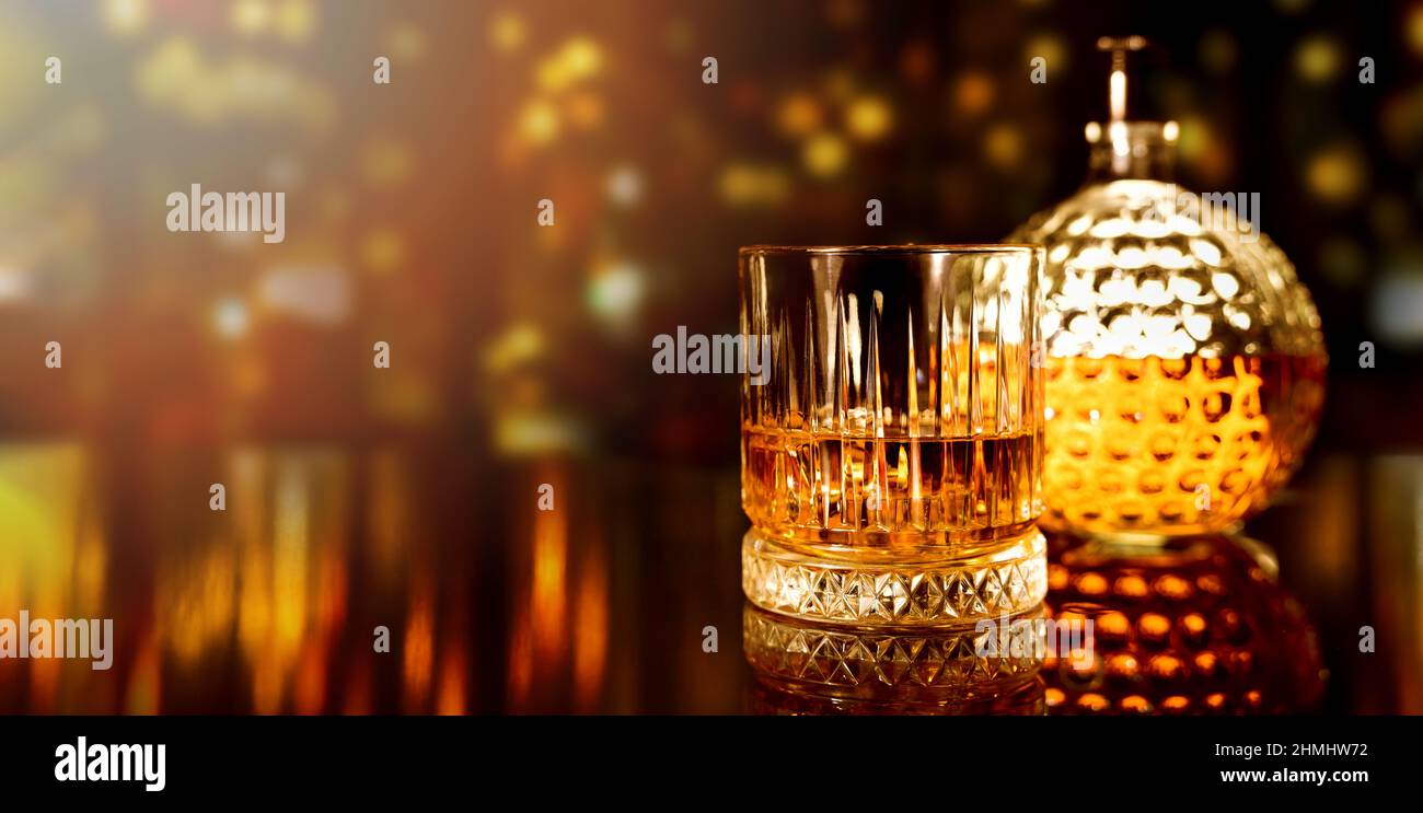 bicchiere di whiskey e bottiglia sul bancone del bar. spazio copia Foto Stock