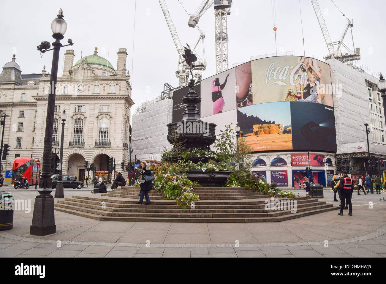 Londra, Regno Unito. 10th febbraio 2022. La Shaftesbury Memorial Fountain di Piccadilly Circus, conosciuta come Eros, è stata ricoperta di piante e fiori prima del lancio della Green Planet AR Experience della BBC, che aprirà il 11th febbraio. Credit: Vuk Valcic/ Alamy Live News Foto Stock