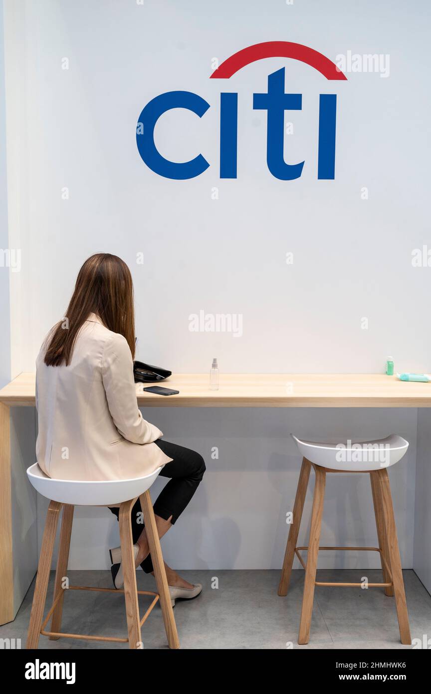 Hong Kong, Cina. 10th Feb 2022. Una donna siede di fronte alla banca d'investimento multinazionale americana, Citibank o Citi, logo a Hong Kong. (Foto di Budrul Chukrut/SOPA Images/Sipa USA) Credit: Sipa USA/Alamy Live News Foto Stock