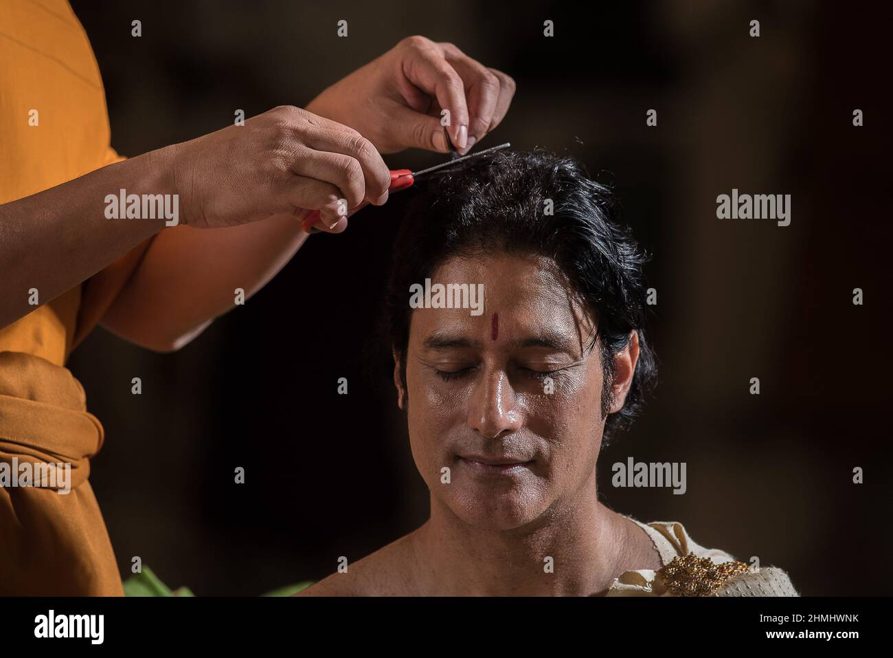 Bangkok, Tailandia. 10th Feb 2022. L'attore indiano Gagan Malik, ottiene un haircut da un monaco buddista durante l'ordinazione del monaco buddista a Wat Thong in Bangkok.Famous attore indiano Gagan Malik, Ben noto per il suo ruolo di Lord Buddha nel film dello Sri Lanka 'Sri Siddhartha Gauthama' e per il quale ha vinto il premio Best Actor Award nel World Buddhist Film Festival organizzato dalle Nazioni Unite nel 2014. Credit: SOPA Images Limited/Alamy Live News Foto Stock