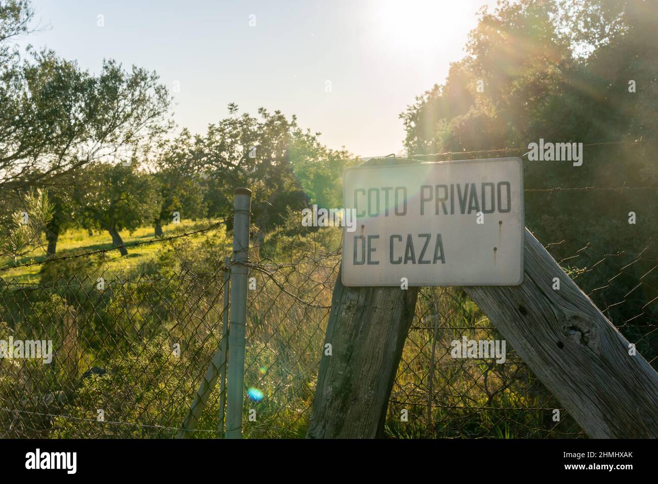 Cartello privato della riserva di caccia, scritto in spagnolo, in un campo rurale sull'isola di Maiorca, Spagna Foto Stock