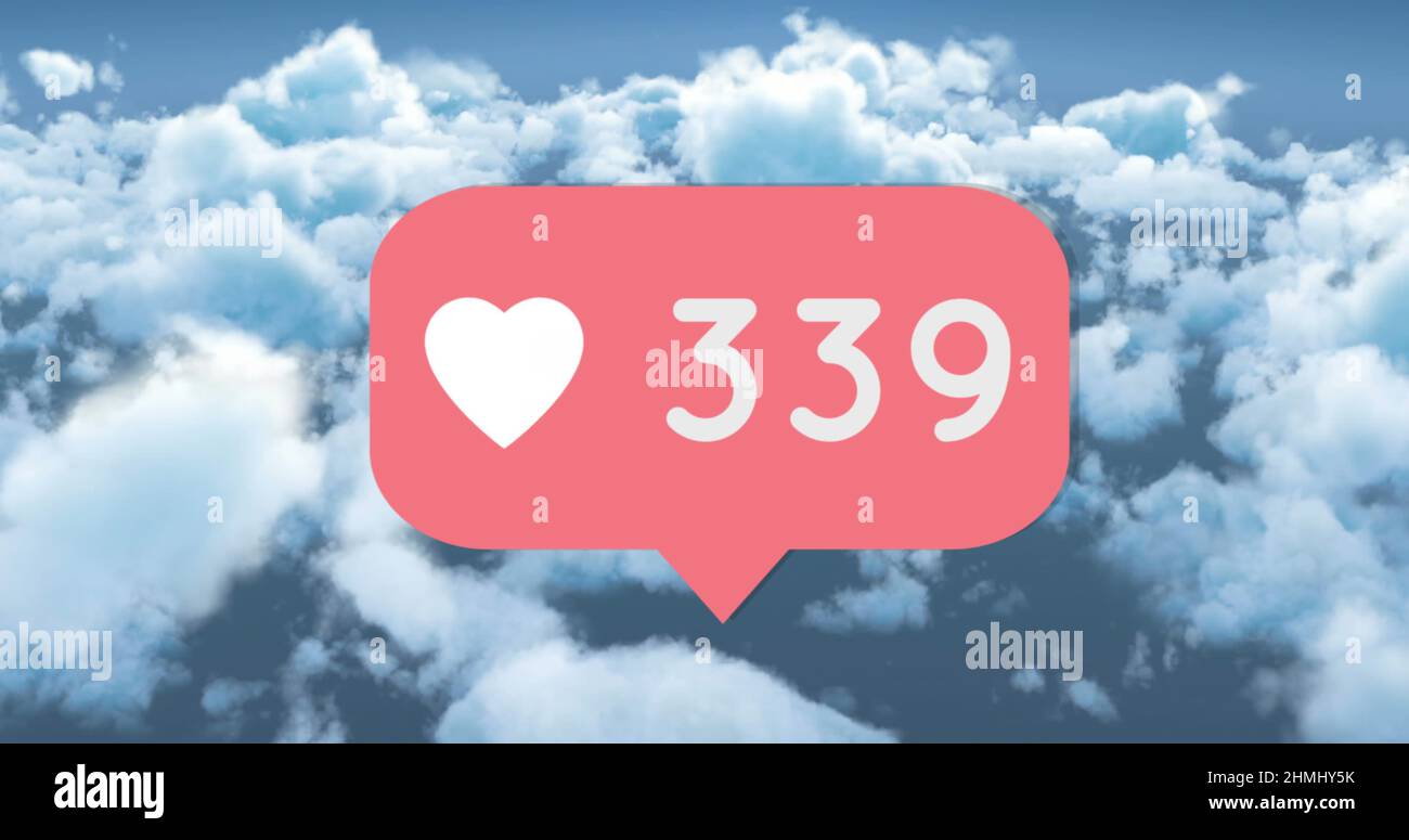 Icona del cuore con numeri crescenti sulla bolla rossa del discorso contro le nuvole nel cielo blu Foto Stock