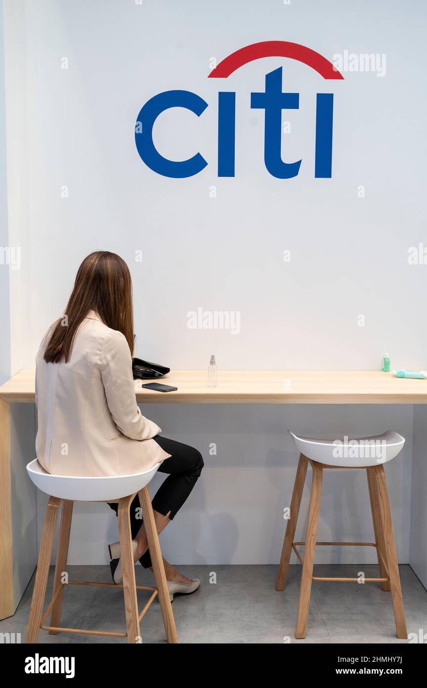 Hong Kong, Cina. 3rd Nov 2021. Una donna siede di fronte alla banca d'investimento multinazionale americana, Citibank o Citi, logo a Hong Kong. (Credit Image: © Budrul Chukrut/SOPA Images via ZUMA Press Wire) Foto Stock