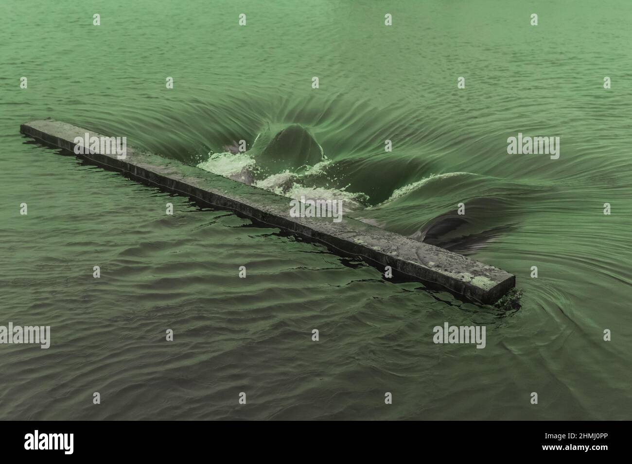 Filtro di drenaggio ed aspirazione di pericolo sporco acqua velenosa del lago per la filtrazione e la purificazione di acqua di riciclo. Foto Stock