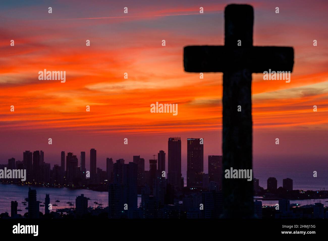 Alti edifici di appartamenti di lusso e alberghi del quartiere di Bocagrande sono visti durante il tramonto dal monastero di la Popa Cartagena, Colombia. Foto Stock