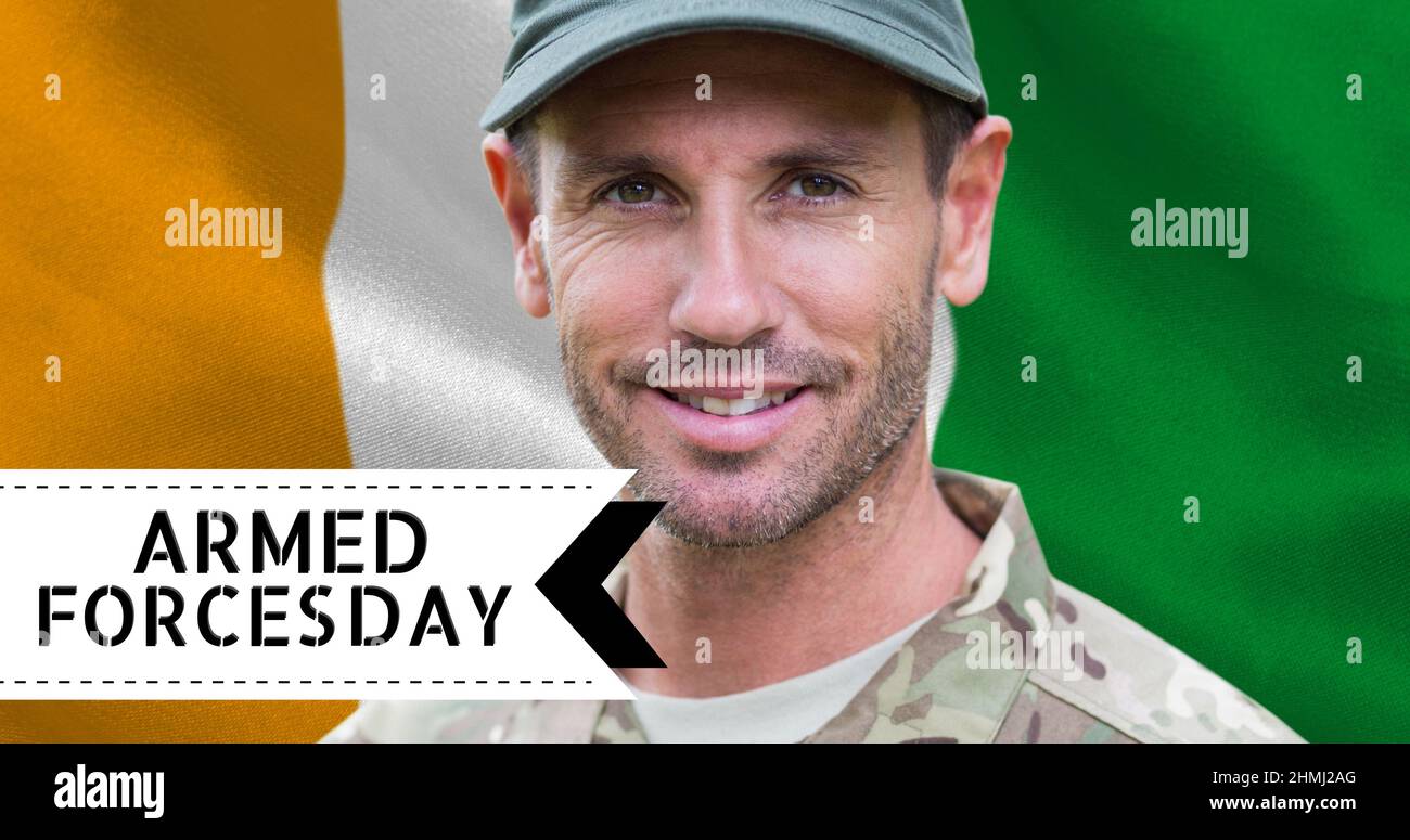 Testo del giorno delle forze armate sul ritratto del soldato maschile caucasico adulto medio contro la bandiera della costa d'avorio Foto Stock