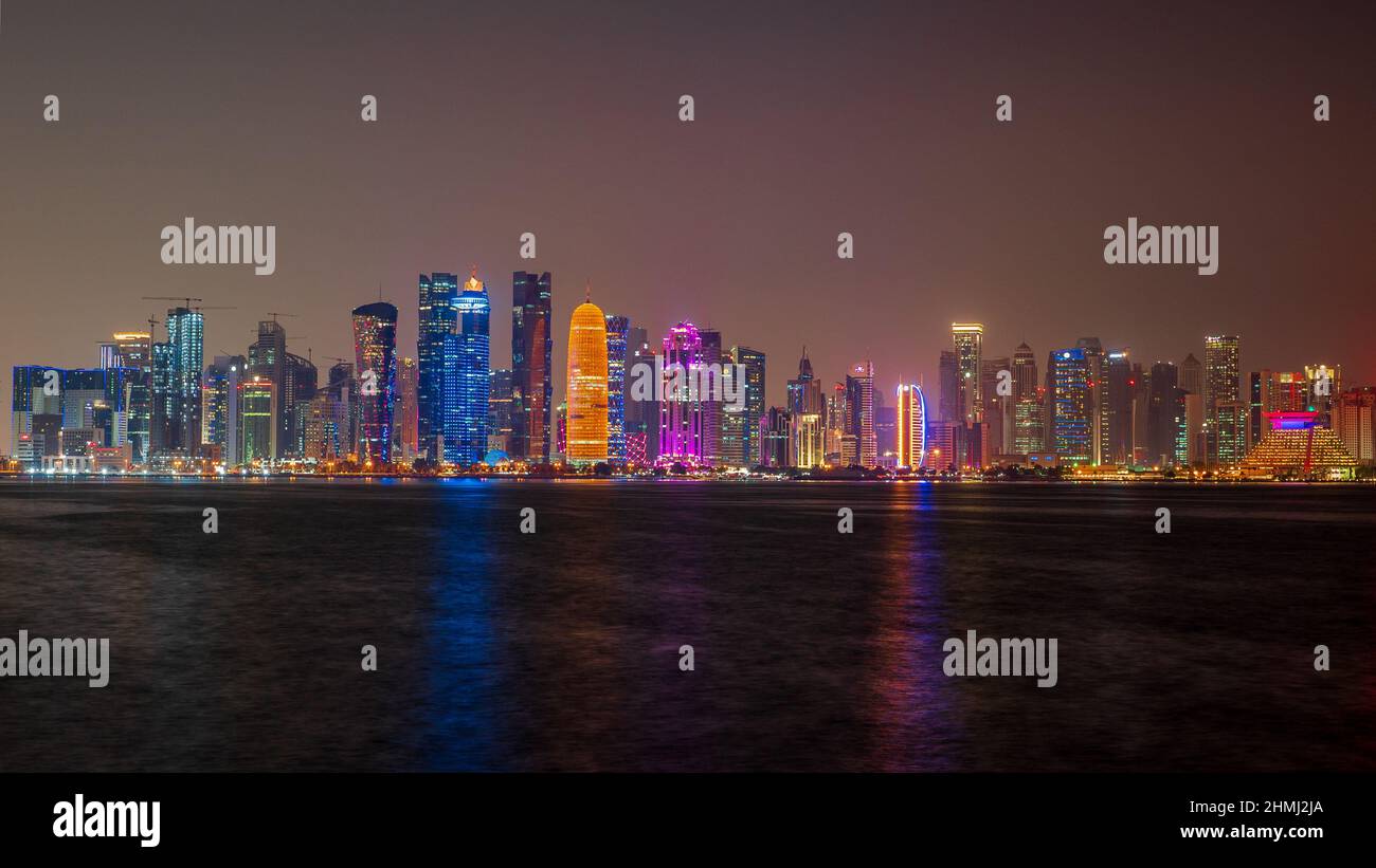 Doha,qatar- Dicembre 14,2021 : vista dello skyline di doha durante la notte, girato con una lunga esposizione durante la notte. Foto Stock