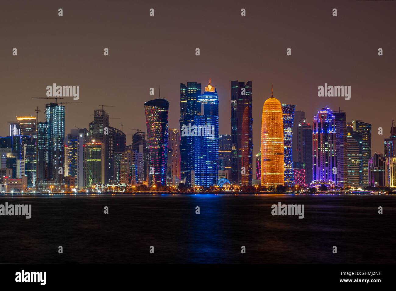 Doha,qatar- Dicembre 14,2021 : vista dello skyline di doha durante la notte, girato con una lunga esposizione durante la notte. Foto Stock