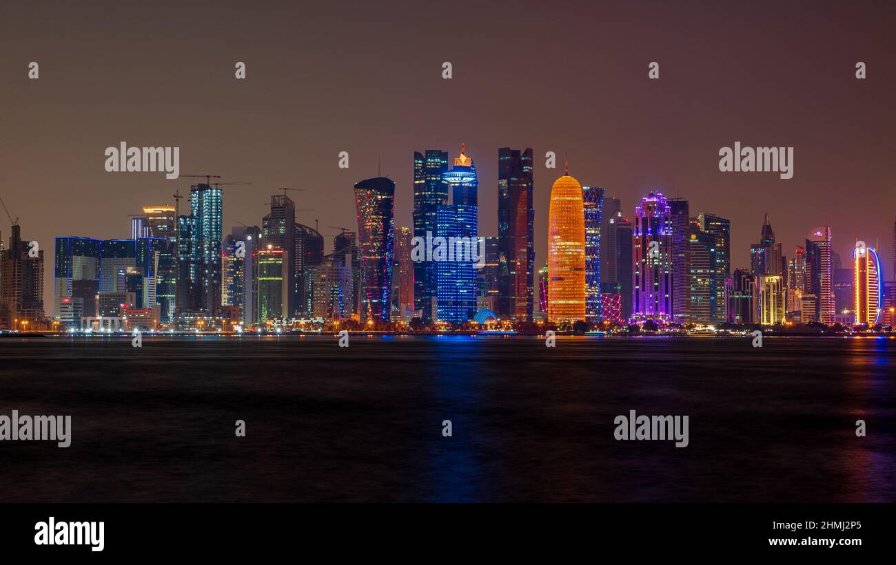Doha,qatar- Dicembre 14,2021 : vista della Corniche di doha durante la notte con l'edificio fanar. Foto Stock
