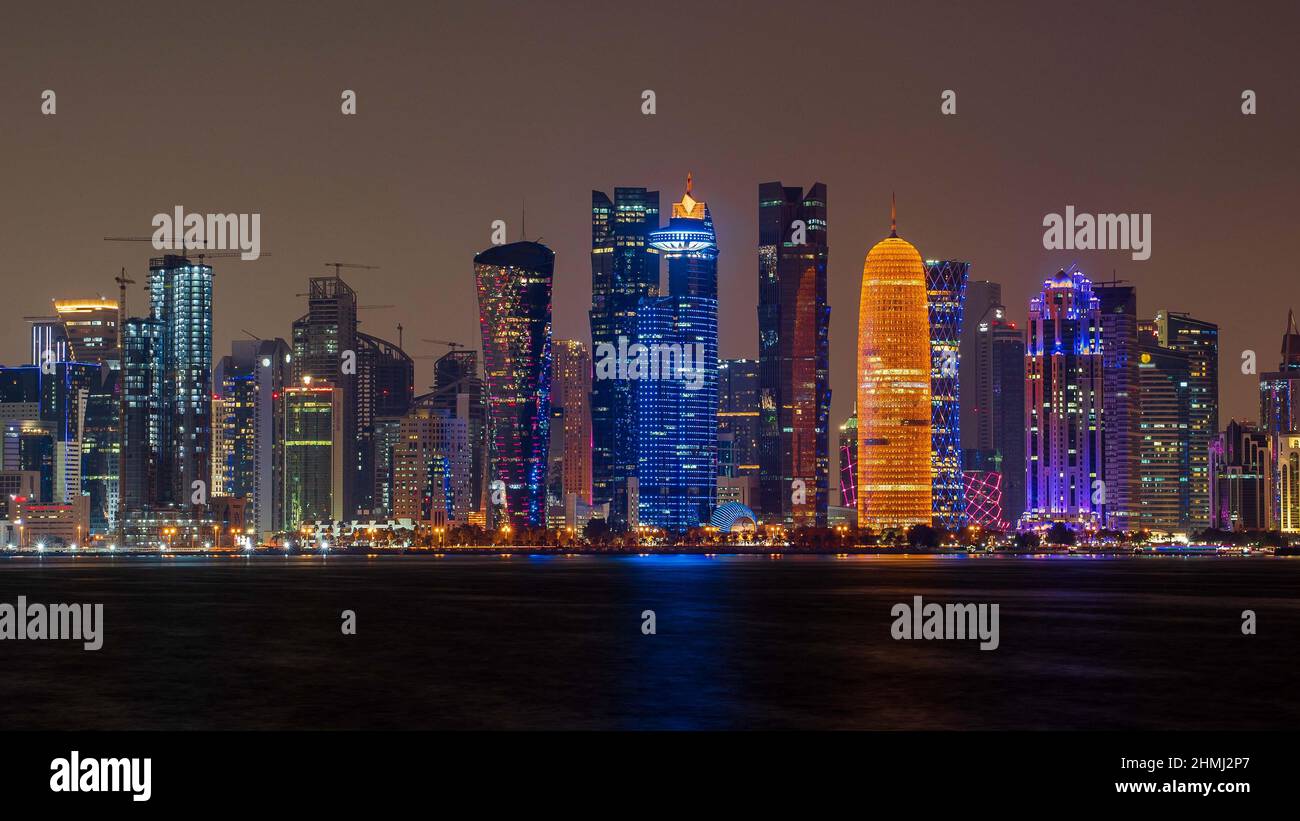 Doha,qatar- Dicembre 14,2021 : vista dello skyline di doha durante la notte, girato con una lunga esposizione durante la notte. Foto Stock