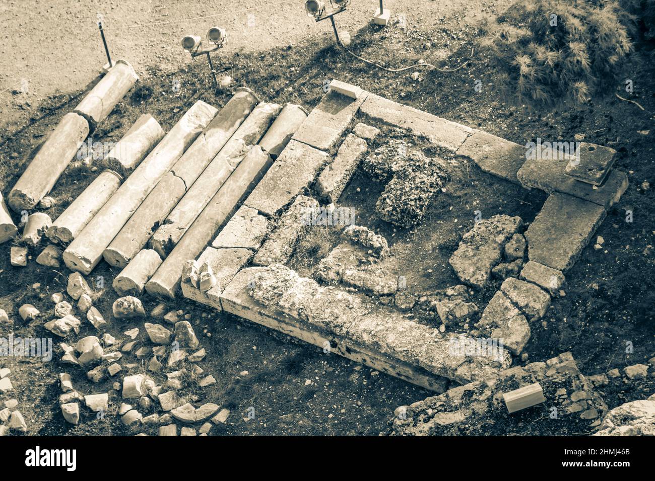 Foto in bianco e nero dei dettagli figure sculture colonne dell'Acropoli di Atene con incredibili e belle rovine Partenone e nuvola blu Foto Stock