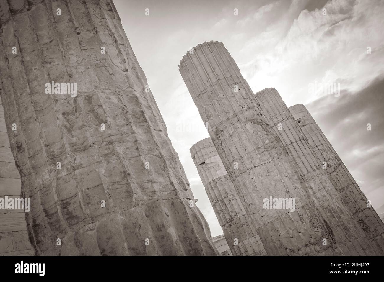 Foto in bianco e nero dei dettagli figure sculture colonne dell'Acropoli di Atene con incredibili e belle rovine Partenone e nuvola blu Foto Stock